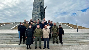 Молодые сотрудники транспортных прокуратур побывали на Саур-Могиле и у памятника героям-железнодорожникам