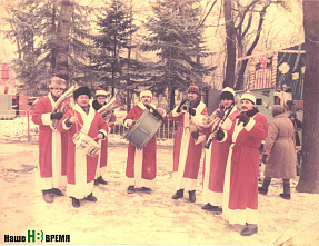 …А в парке старом гуляют пары
