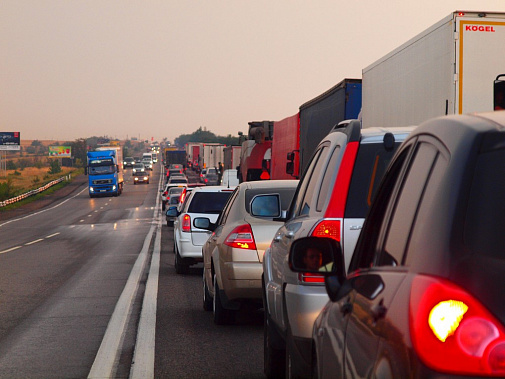 Причиной многокилометровых заторов на М-4 чаще всего становится плохое состояние автотрассы..Источник фото: u-f.ru 
