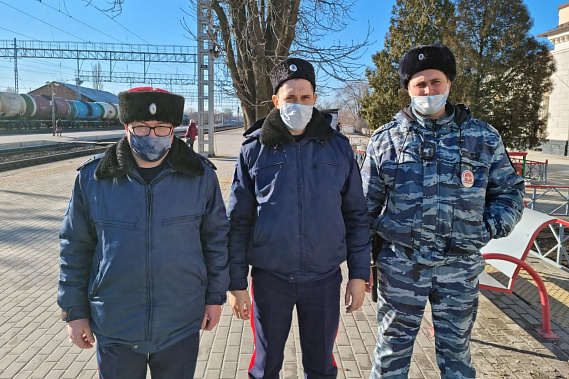 В Шахтах беженцам из ЛНР и ДНР помогают представители духовенства и казачества