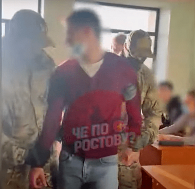 Кадры визита оперативников ФСБ в аудиторию, где занимался веселый студент, просочились в телеграм-каналы
