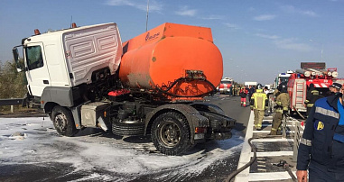 Под Ростовом в ДТП с бензовозом сгорела легковушка