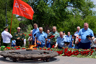 22 06 2026 Они возложили живые цветы и венки к  Кумженскому мемориалу в Ростове.