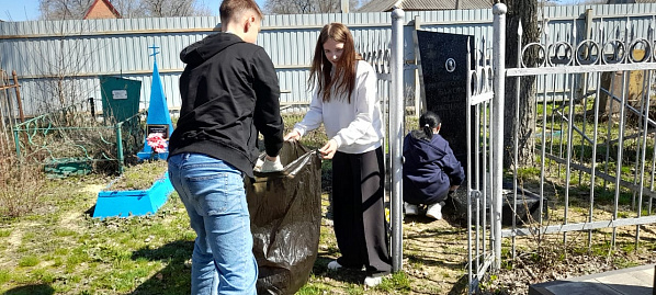 Миллеровские казачата приводят в порядок памятные места