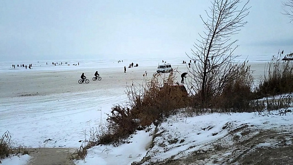 Таганрожцы развлекаются на льду замерзшего залива. Источник фото: YouTube.