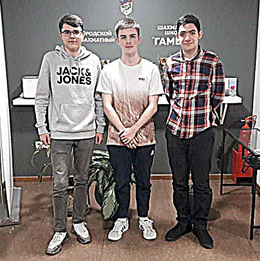 За команду «Детский сад № 8» сыграли настоящие мастера блица – кандидаты в мастера спорта России Максим Борисов, Лаврентий Мирзоян и Максим Альпин.