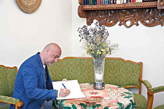 Захар Прилепин пишет книгу о Шолохове