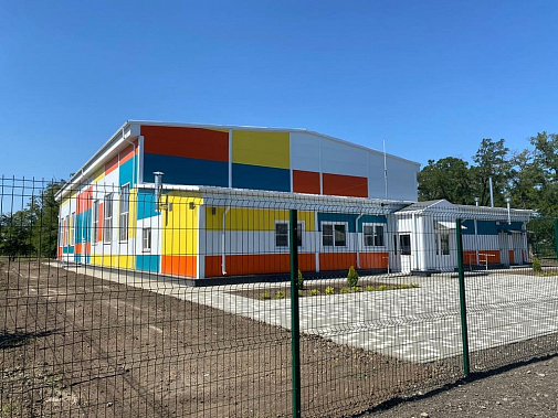 Новый спортивный комплекс расположен рядом со зданием школы – в шаговой доступности.