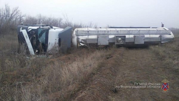 На донских дорогах перевернулись фуры