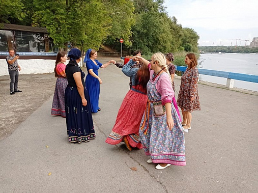 В ростовском парке "Дружба" водили хороводы под цыганские песни