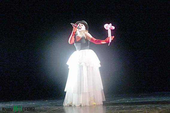 Актриса Людмила МЕЛЕНТЬЕВА исполнила песню «Куклы» в одежде клоунессы. В жизни она состоит в товариществе больничных клоунов.