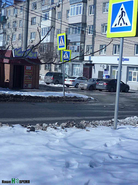 Улица Футбольная теперь вся в знаках «Пешеходный переход» и в «зебрах». Но «зебры» живут какой-то своей жизнью – людям пользоваться переходами невозможно. «Зебры» не имеют ни подходных дорожек, ни заниженного бордюра и при этом упираются прямо в газоны. Улица Футбольная теперь вся в знаках «Пешеходный переход» и в «зебрах». Но «зебры» живут какой-то своей жизнью – людям пользоваться переходами невозможно. «Зебры» не имеют ни подходных дорожек, ни заниженного бордюра и при этом упираются прямо в газоны.