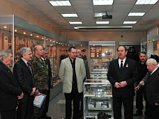 Щит и меч в надёжных руках_12316