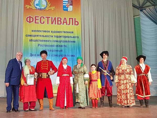 Заместитель исполнительного директора СМОРО Игорь МАРОСЕЕВ (первый слева) вручил Диплом участника фестиваля Ларисе ПЛОТНИКОВОЙ, руководителю ансамбля «Кагальничанка».