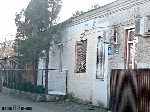 Многоквартирный дом на улице О. Первеевой на самом деле больше похож на несколько частных домовладений.