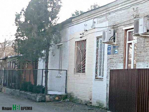 Многоквартирный дом на улице О. Первеевой на самом деле больше похож на несколько частных домовладений. Многоквартирный дом на улице О. Первеевой на самом деле больше похож на несколько частных домовладений.