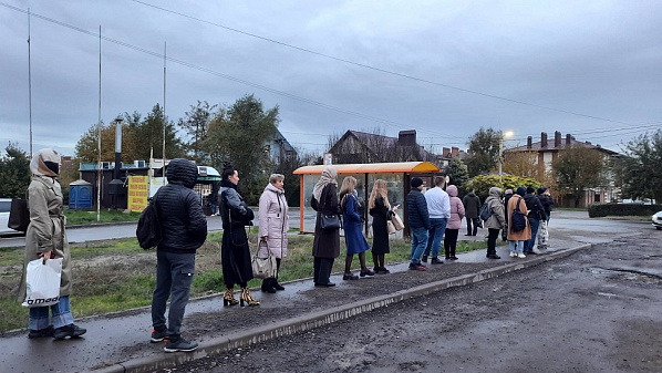 Картина, типичная для окраинных районов Ростова. Очередь на транспорт есть. Нет транспорта... Источник фото: ar.rostov-gorod.ru