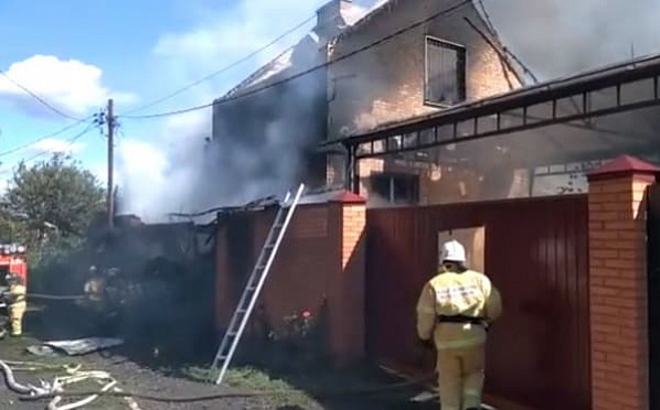 Полсотни пожарных тушили два дома в Ростове-на-Дону