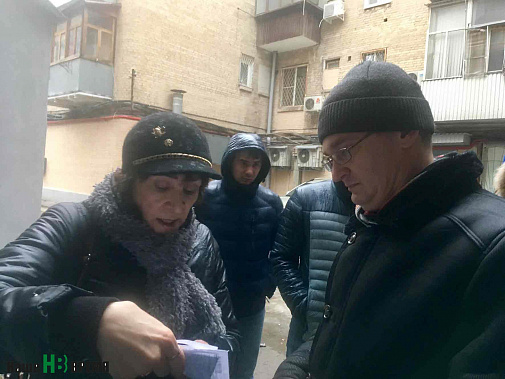 Заместитель министра донского ЖКХ Валерий Былков внимательно выслушал претензии жильцов и разъяснения подрядчиков.