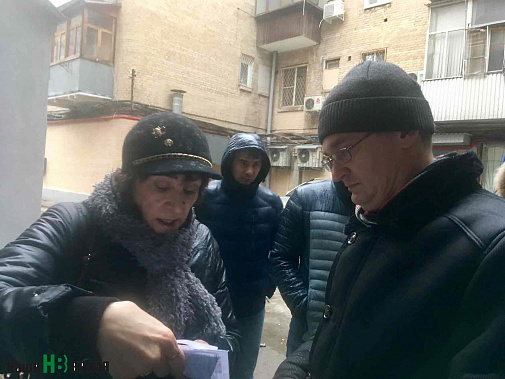 Заместитель министра донского ЖКХ Валерий Былков внимательно выслушал претензии жильцов и разъяснения подрядчиков. Заместитель министра донского ЖКХ Валерий Былков внимательно выслушал претензии жильцов и разъяснения подрядчиков.