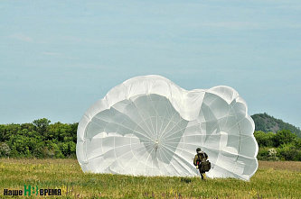 Спецназовцы отработали прыжки с парашютом в Ростовской области