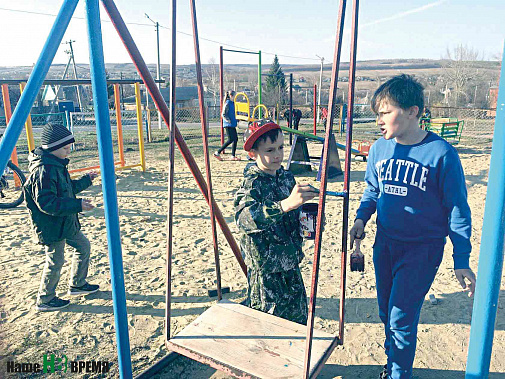 Детскую спортивно-игровую площадку, выросшую на пустыре, приводят в порядок дети и взрослые.