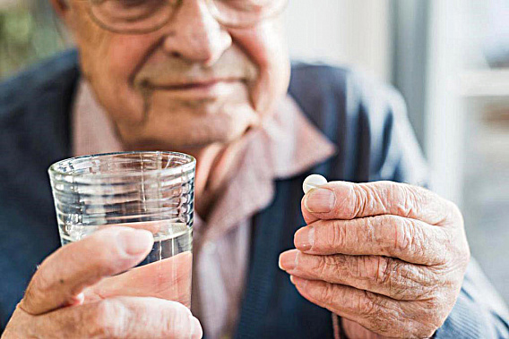 Аспирин пожилым можно пить только по назначению 