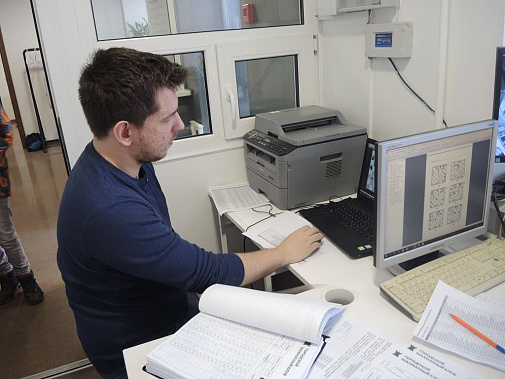 Судья  обоих турниров - очного и заочного - Кирилл Рева успевает зафиксировать все результаты