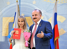 В ДГТУ вручили дипломы лучшим выпускникам