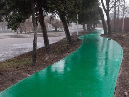 Тротуары в Александровском парке Шахт выкрасили в ярко-зеленый цвет