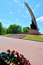 22 06 2026 Они возложили живые цветы и венки к  Кумженскому мемориалу в Ростове.