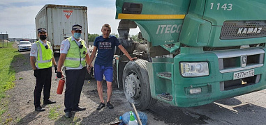 В Ростовской области сотрудники ГИБДД помогли потушить КАМАЗ