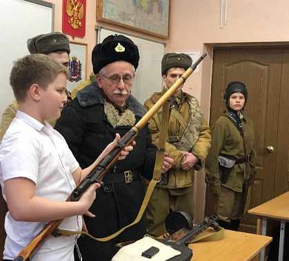 Ростовский краевед Андрей Ерохин представил лицеистам экспозицию листовок фронтовых лет
