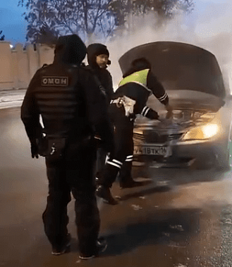 В Ростове инспекторы ДПС потушили горящую машину