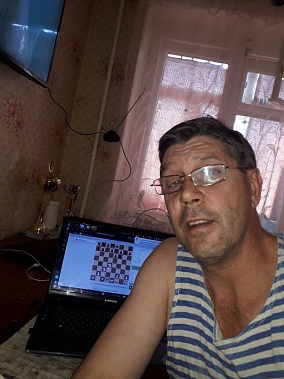 Лидер шахматной сборной Дона каменчанин Эдуард Мельман принимает поздравления