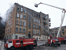 27 января 2005 года. Пожарные работают на ул. Седова, 14.