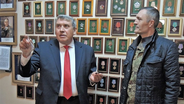 Директор школы Геннадий Лобачев и активист поиска Александр Мирошниченко развитием музея имени Василия Дрыгина занимаются уже несколько лет