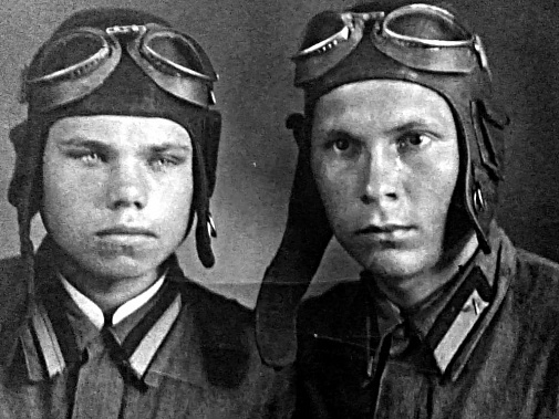 В семье хранится фотография, на которой Миша БЫКАДОРОВ (слева) запечатлен с другом. На обратной стороне снимка – надпись: «На память Вере от Миши во время моей учебы в авиашколе в г. Канске. 14 ноября 1941 г.».