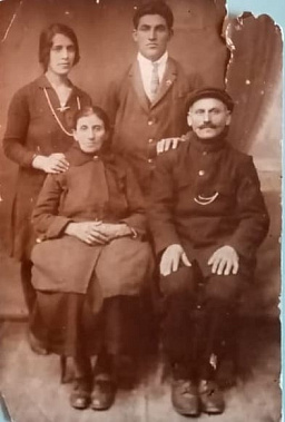 Довоенное фото из семейного архива — Израиль Топольян со своими близкими.