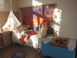 В горнице моей светло...