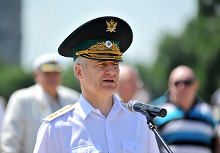 Знамя – в руки приставов