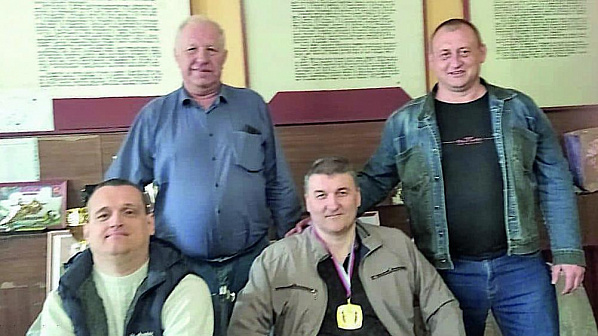 Игроки сборной Ростовской области, которые сыграют сегодня в «Кубке народов Мира». Стоят: Александр ТОПИЛИН и Михаил КОРНИЕНКО. Сидят: Сергей ВОСКОБОЙНИКОВ и Виктор ТИЩЕНКО. Игроки сборной Ростовской области, которые сыграют сегодня в «Кубке народов Мира». Стоят: Александр ТОПИЛИН и Михаил КОРНИЕНКО. Сидят: Сергей ВОСКОБОЙНИКОВ и Виктор ТИЩЕНКО.