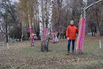 Зачем в ростовском парке Дружба одели деревья?