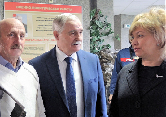 Елена Цунаева с председателем Ростовского духовно-патриотического центра Святого Георгия Победоносца Виктором Чуцковым и руководителем Ростовской региональной организации Российского союза ветеранов  Владимиром Николаевичем Чернобыловым