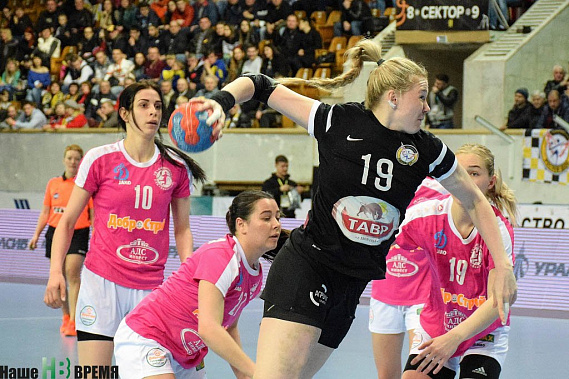 С мячом Ксения Макеева...