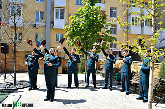  В Ростове устроили концерт для ветеранов во дворе их дома