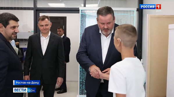 Работа семейного МФЦ произвела на федерального министра явное впечатление. Источник фото: скриншот видео ГТРК 