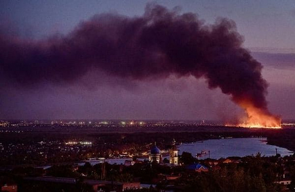 Пожар в пойме под Ростовом бушевал до полуночи