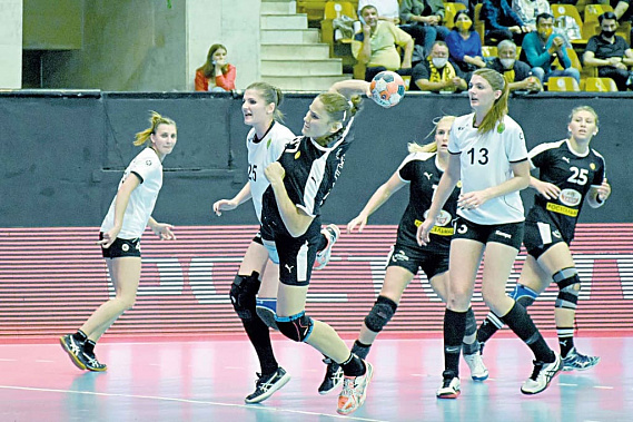 Ворота адыгейского клуба атакует ростовская команда.