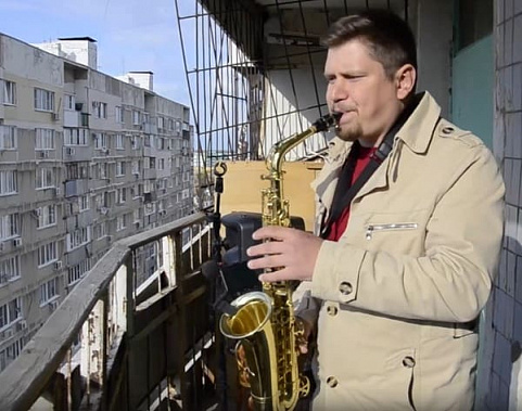 Волгодонский саксофонист устроил концерт на балконе